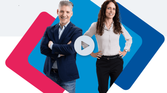 2 Personen vor einem bunten Hintergrund