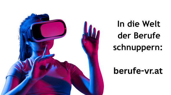 Ein Mädchen mit einer VR Brille am Kopf hebt suchend die Hände.