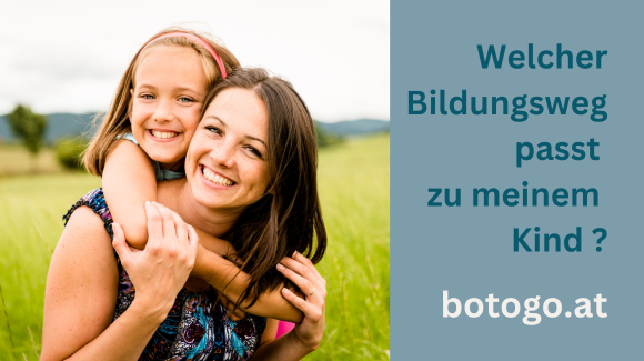 Eine Frau mit einem Kind auf der Schulter, beide lächeln.
