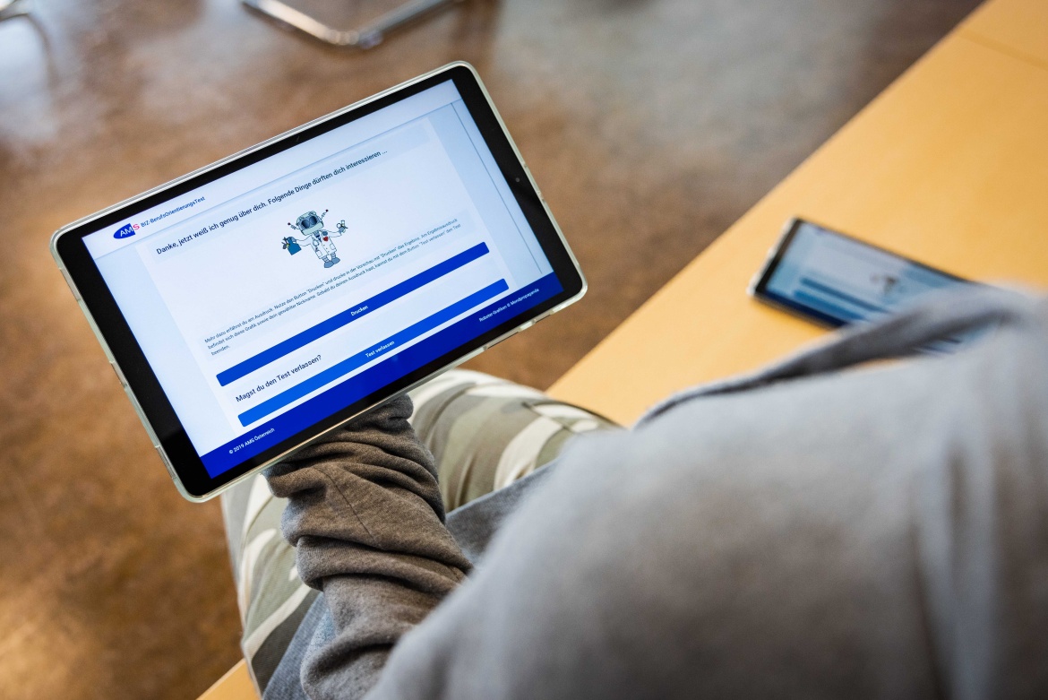 Blick über die Schulter auf ein Tablet