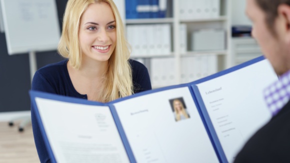 Junge Frau beim Bewerbungsgespräch mit Recruiter