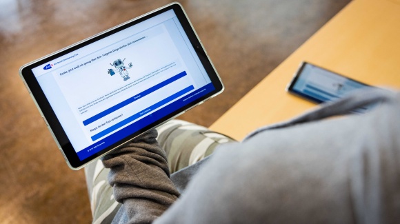 Raum voller sitzenden Schüler_innen und Vortragende