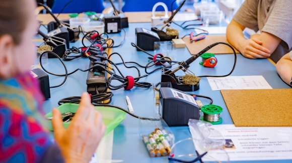 Tischoberfläche mit unterschiedlichen Kabel